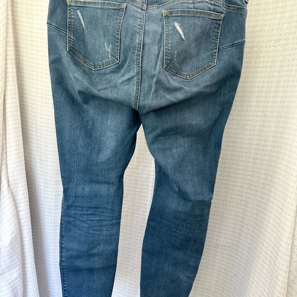 Bombshell Torrid distressed skinny jeans - Picture 2 of 2
